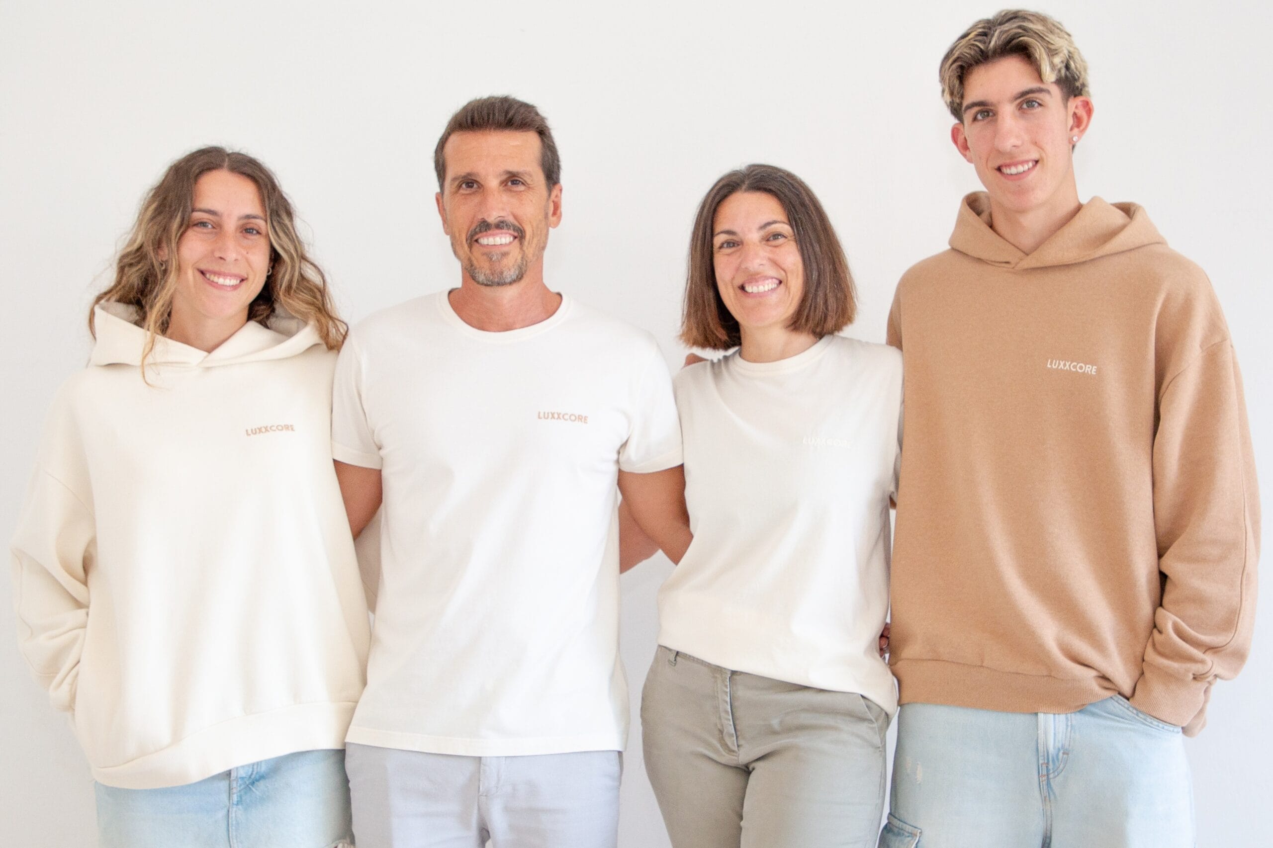 Grupo de 4 personas posando con las sudadera de algodón orgánico LUXXCORE