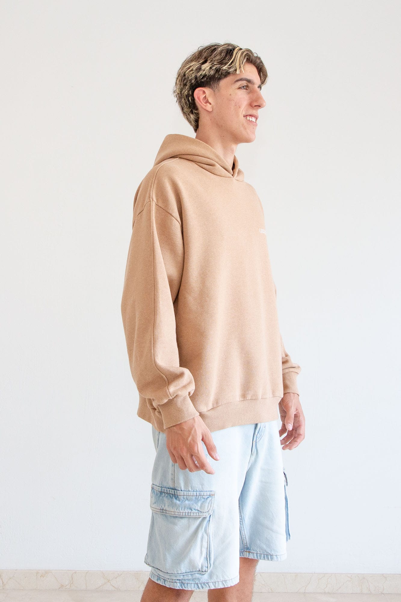 Sudadera unisex algodón 100% orgánico marrón, giro 1/4 derecha, logo bordado en ecru, talla S-XXXL