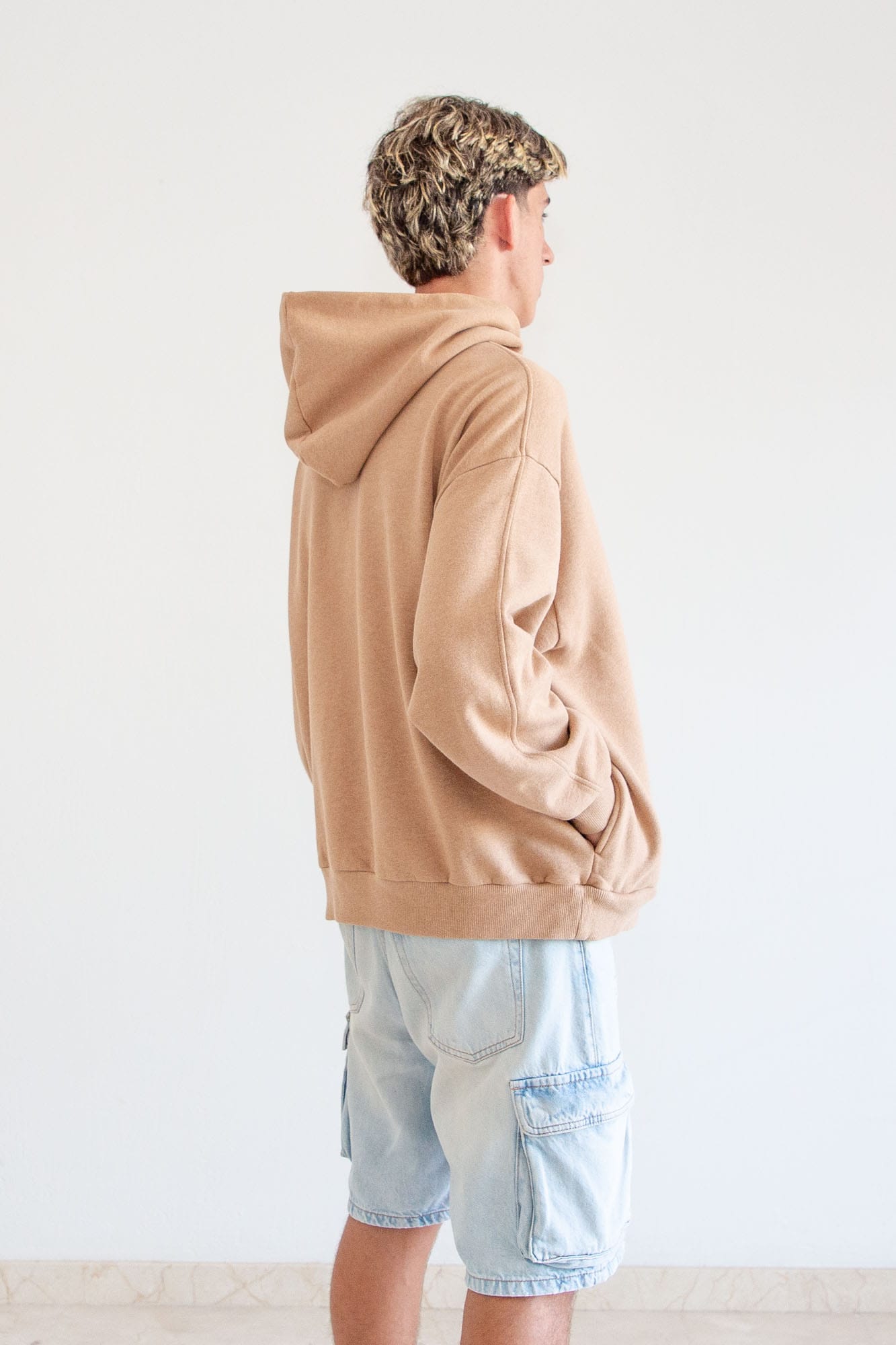 Sudadera unisex algodón 100% orgánico, marrón, giro 2/4 derecha, logo bordado ecru, talla S-XXXL