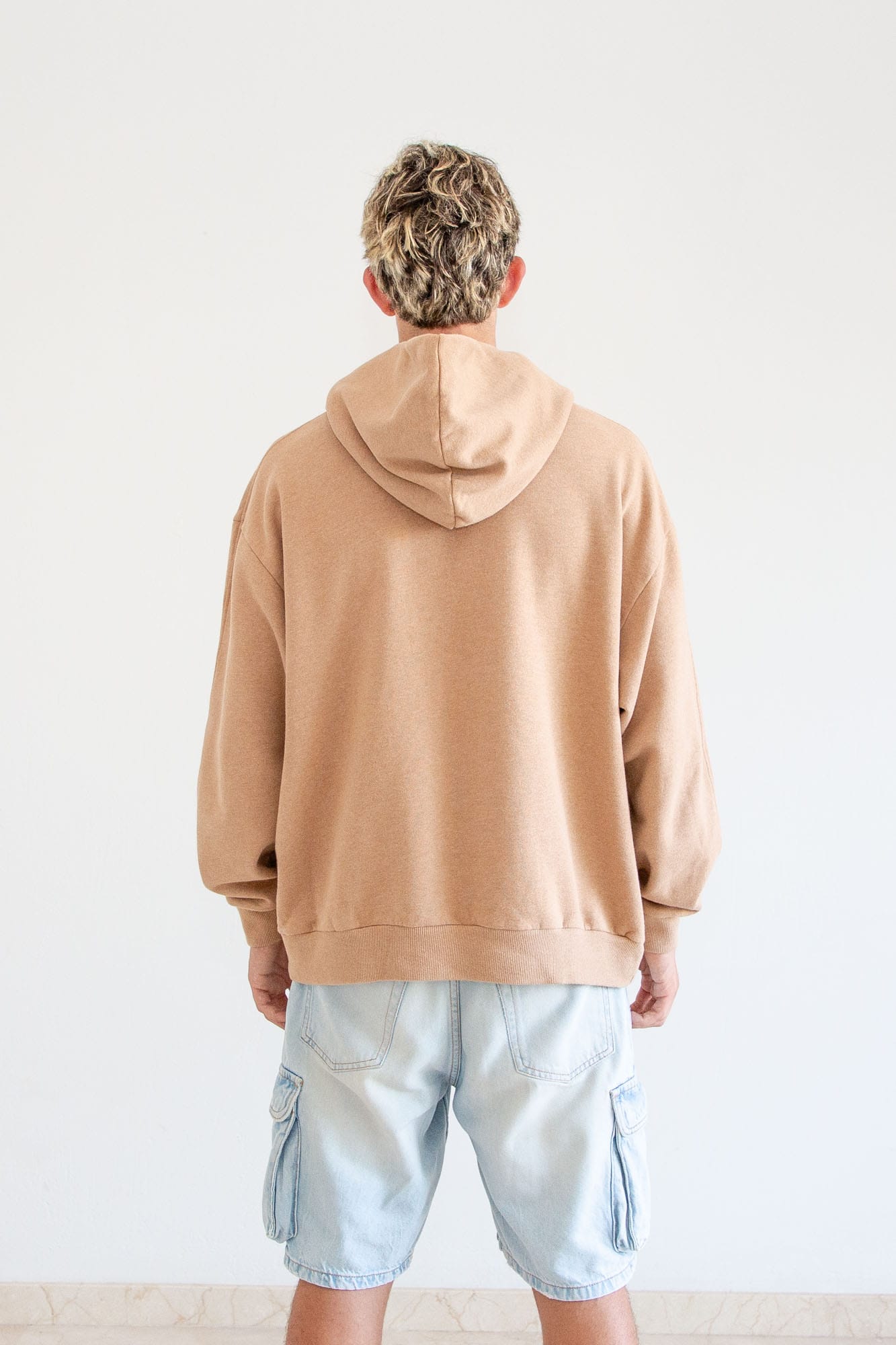 Sudadera unisex algodón 100% orgánico marrón, vista trasera limpia con capucha, logo bordado ecru, talla S-XXXL
