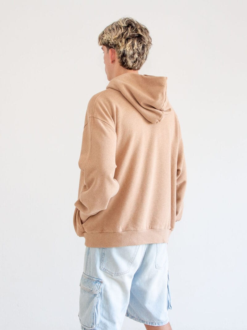 Sudadera unisex algodón 100% orgánico marrón, giro 3/4 izquierda, logo bordado color ecru, talla S-XXXL