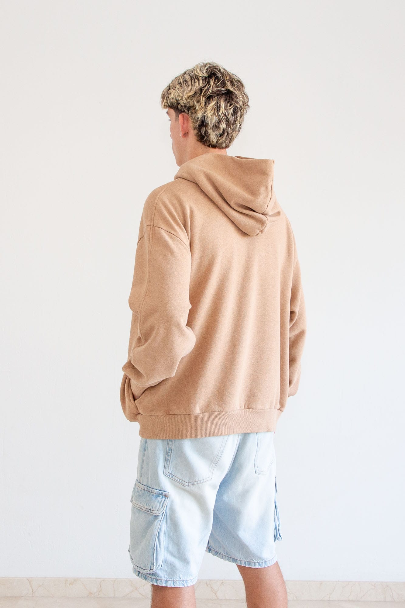 Sudadera unisex algodón 100% orgánico marrón, giro 3/4 izquierda, logo bordado color ecru, talla S-XXXL