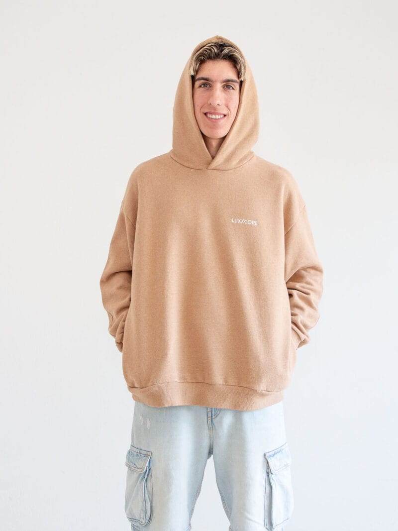 Sudadera unisex algodón 100% orgánico marrón, vista de frente con capucha, logo bordado ecru, talla S-XXXL
