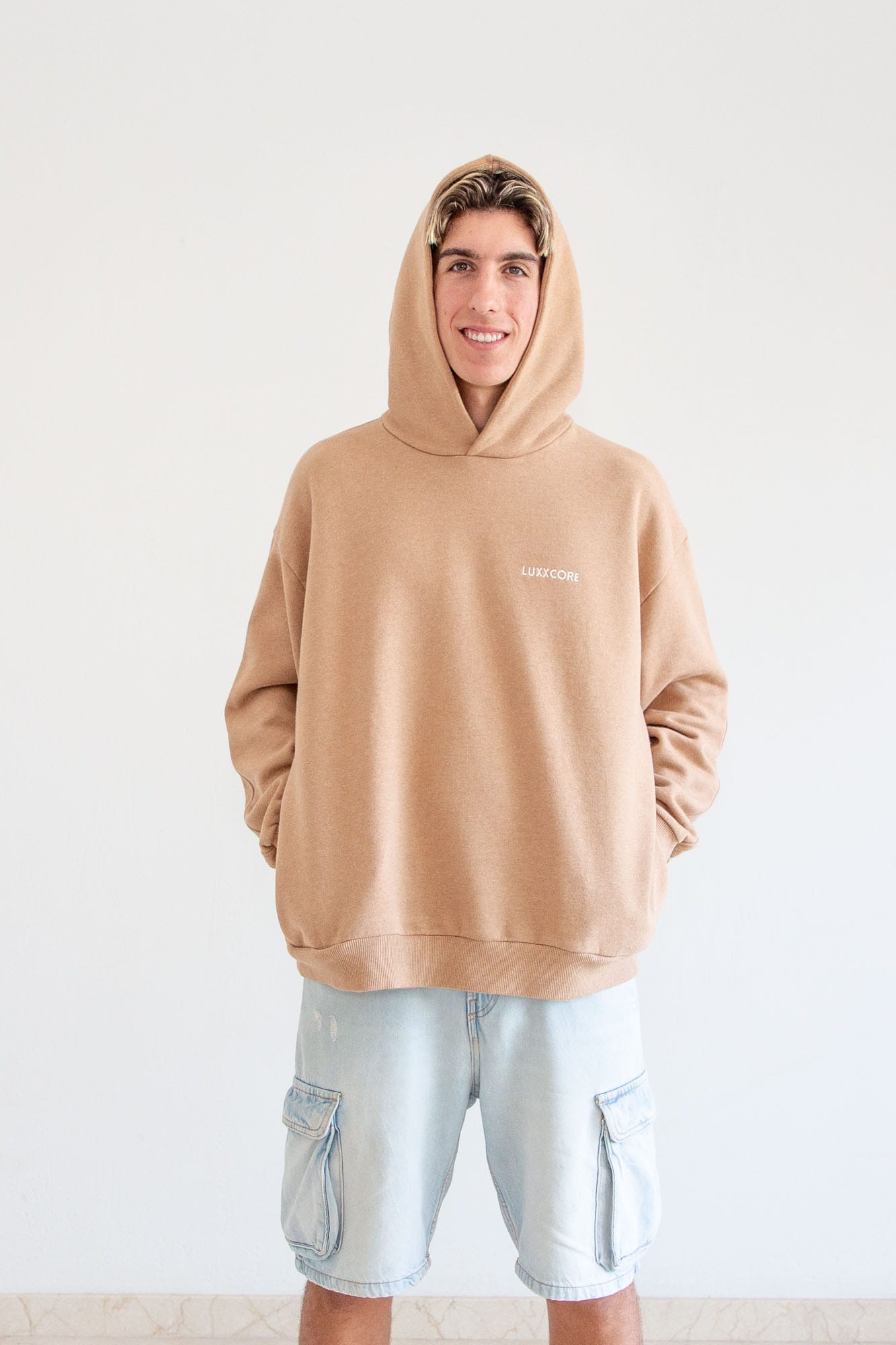 Sudadera unisex algodón 100% orgánico marrón, vista de frente con capucha, logo bordado ecru, talla S-XXXL