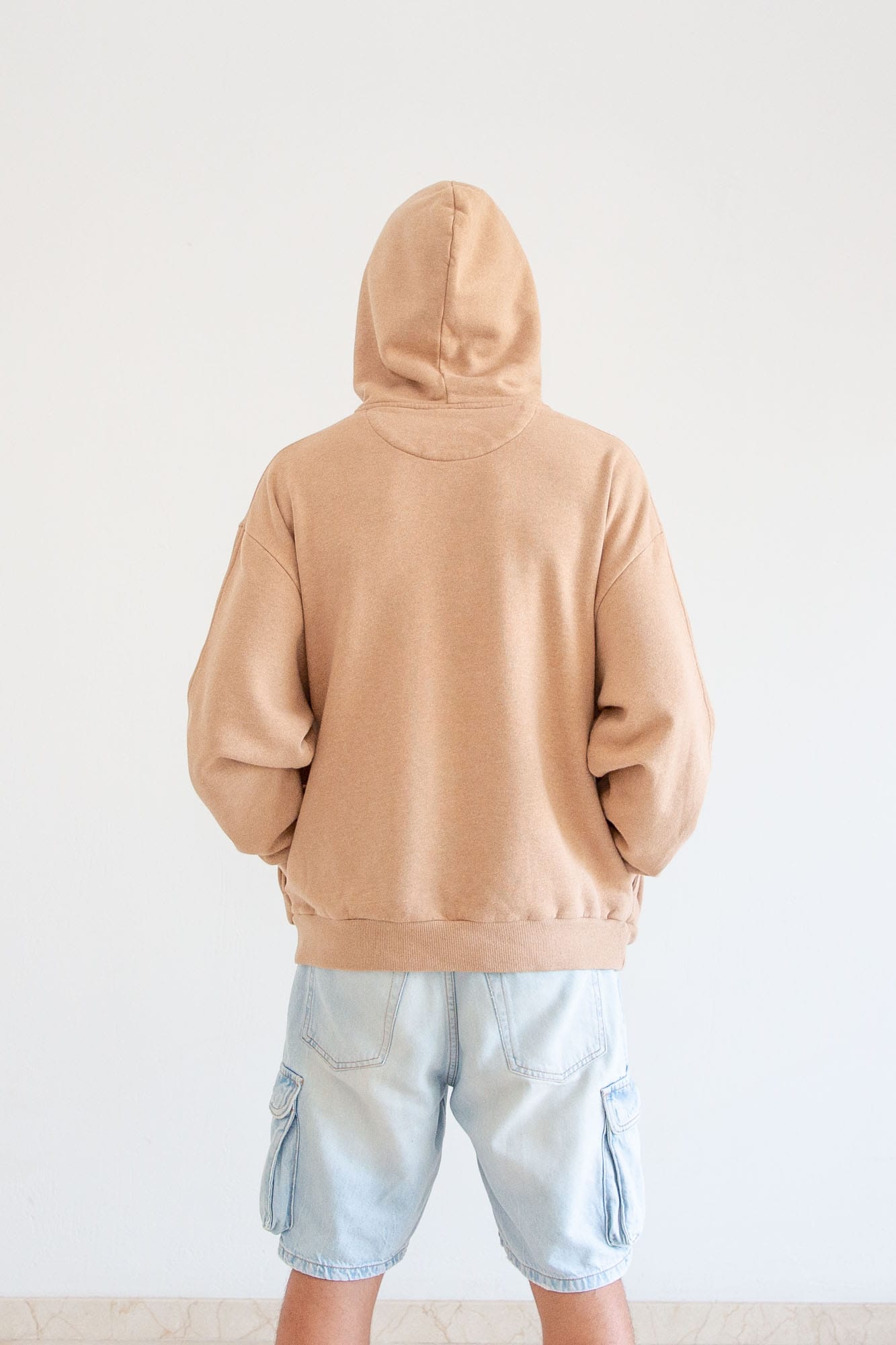 Sudadera unisex algodón 100% orgánico marrón, vista trasera con capucha, logo bordado ecru, talla S-XXXL