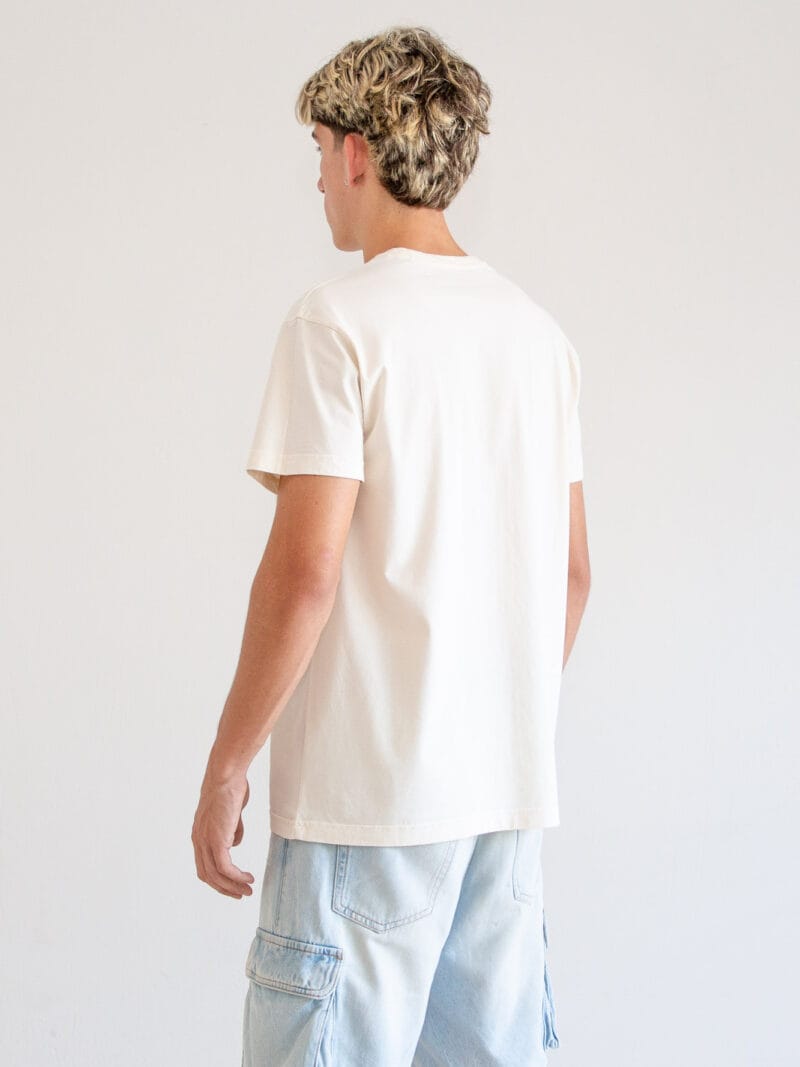 Camiseta unisex algodón 100% orgánico ecru, giro 3/4 izquierda, logo bordado ecru, talla XS-XXL