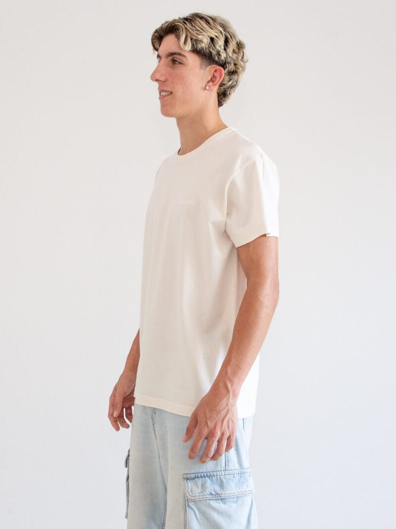Camiseta unisex algodón 100% orgánico ecru, giro 4/4 izquierda, logo bordado ecru, talla XS-XXL