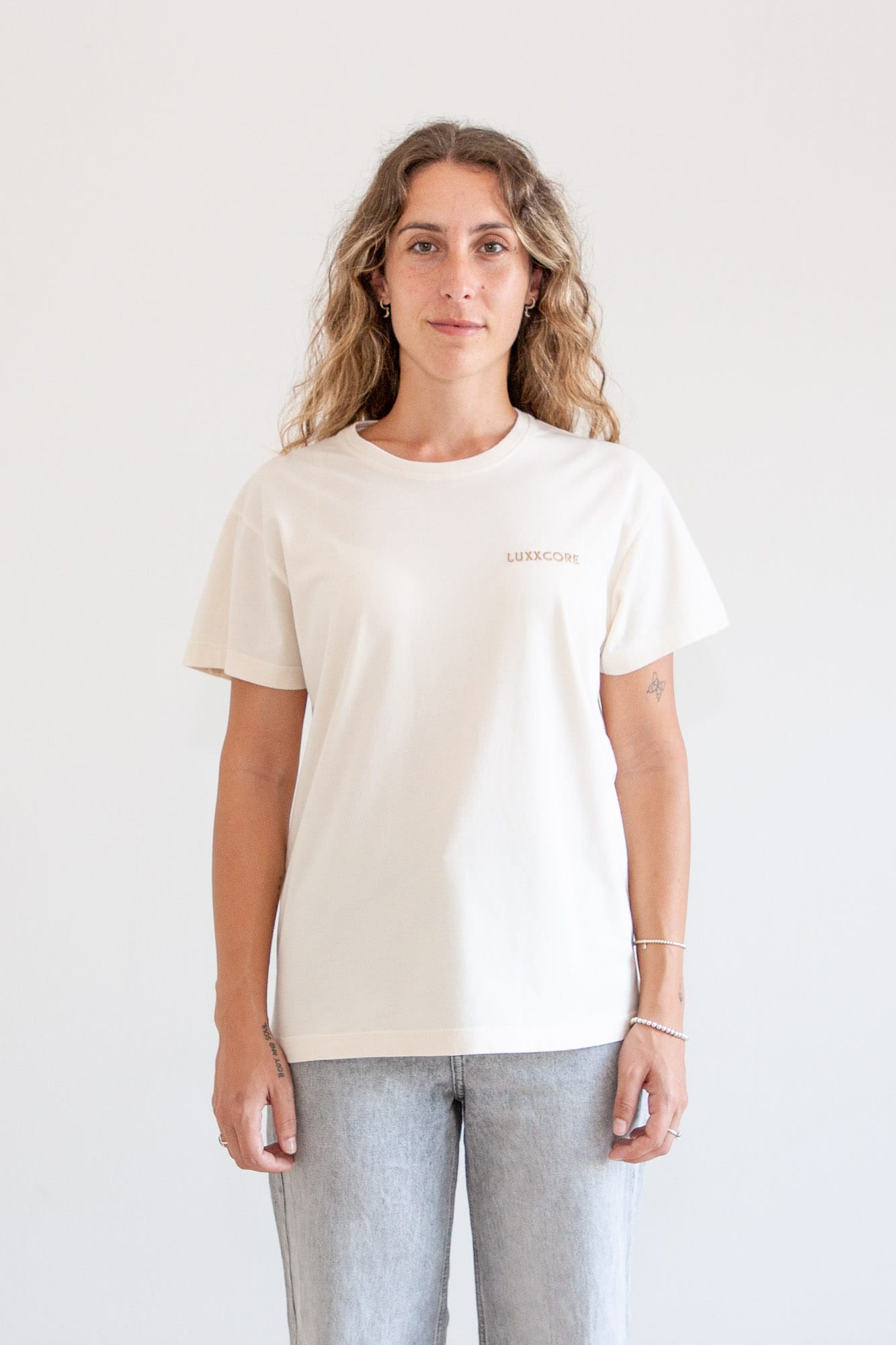 Camiseta premium bordada marrón