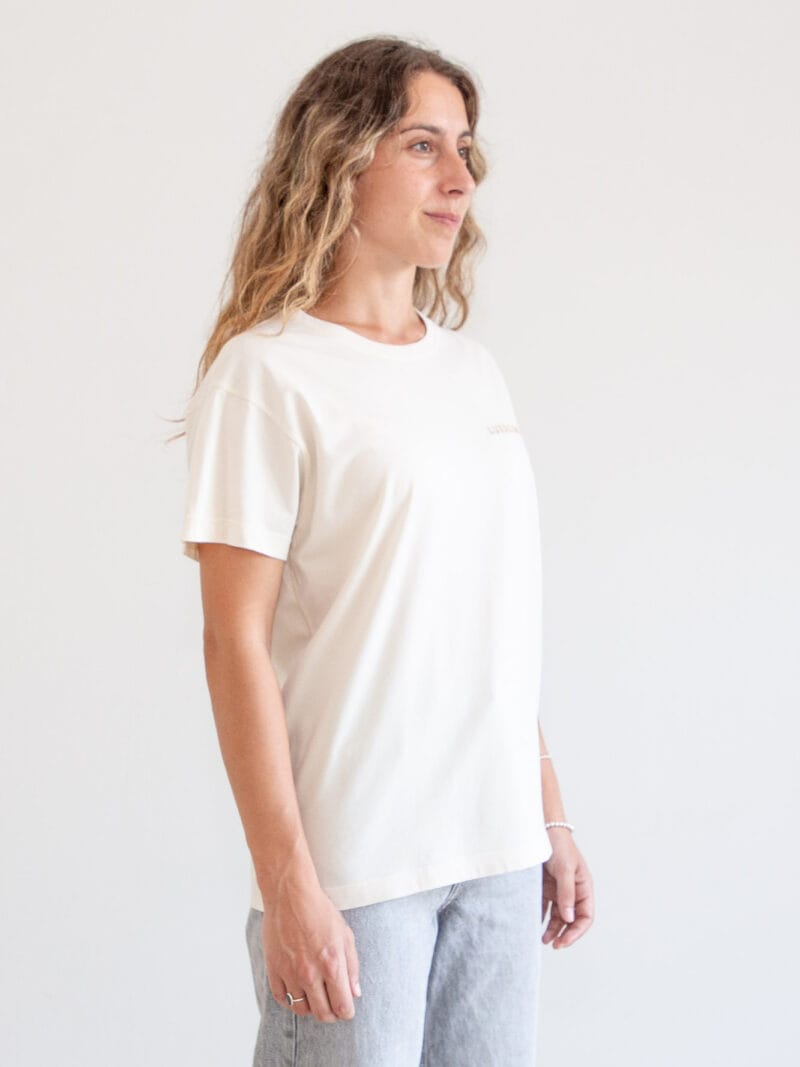 Camiseta unisex, algodón 100% orgánico ecru, giro 1/4 derecha, logo bordado marrón, talla XS-XXL