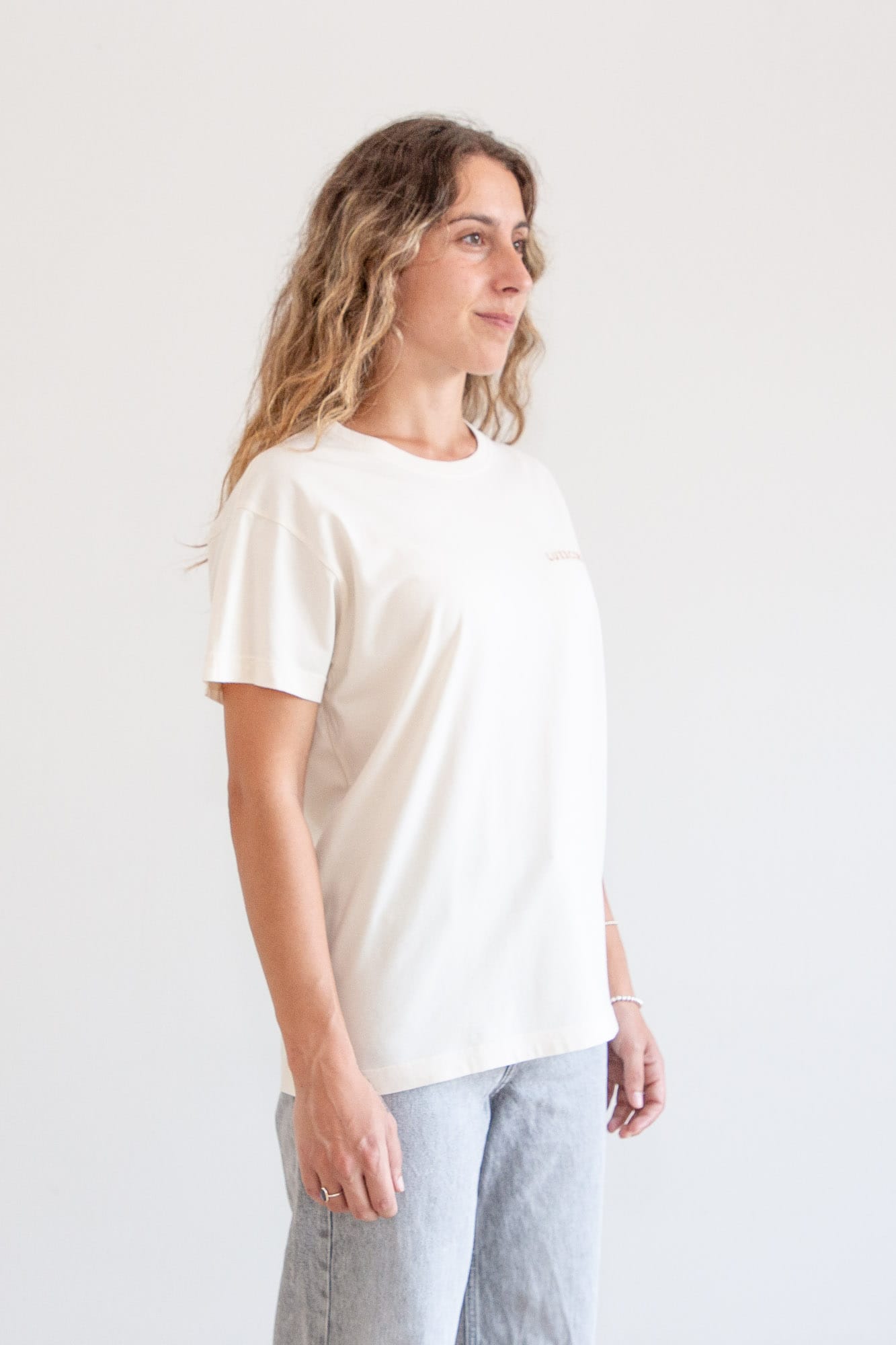 Camiseta unisex, algodón 100% orgánico ecru, giro 1/4 derecha, logo bordado marrón, talla XS-XXL