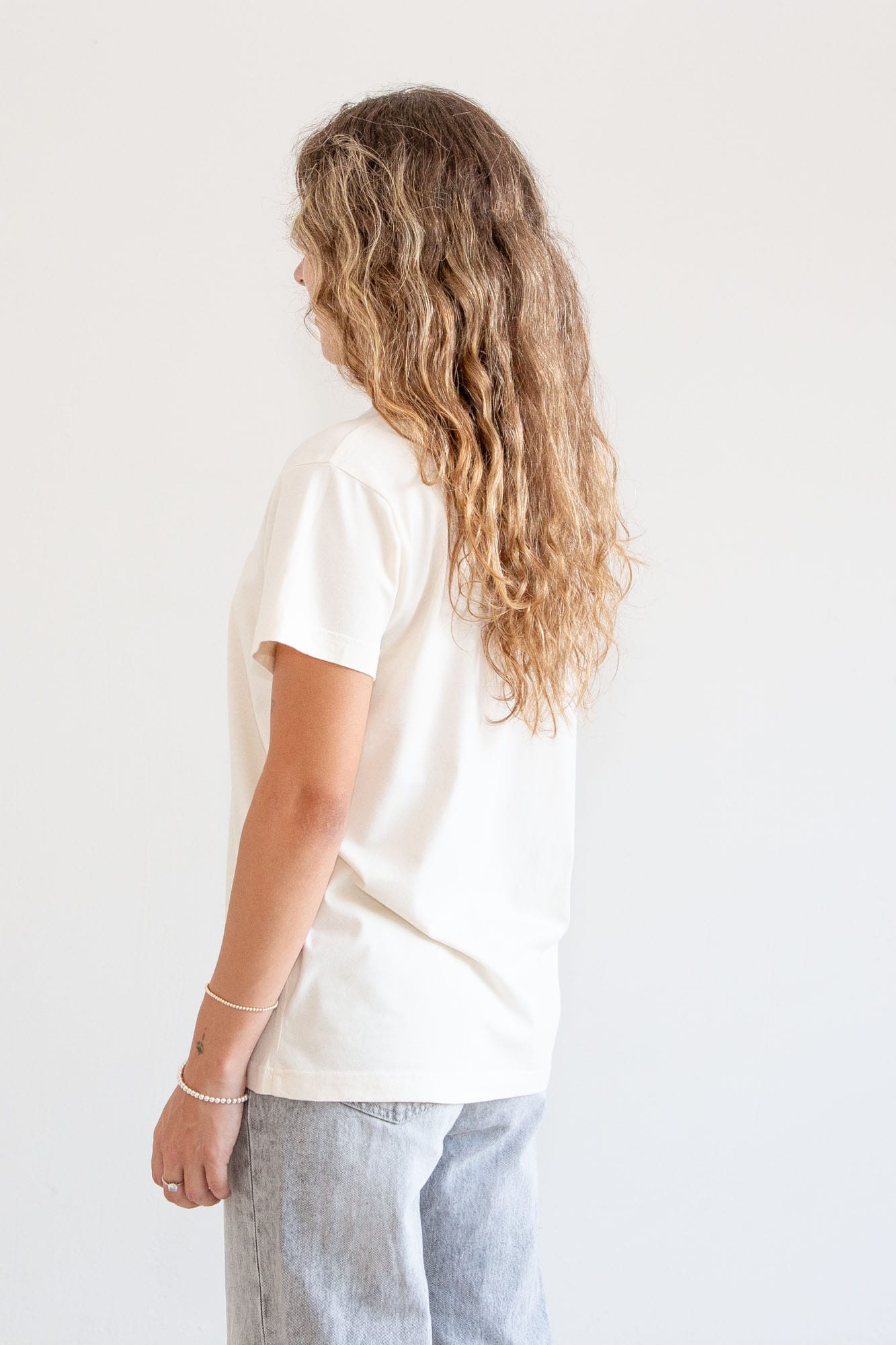 Camiseta unisex algodón 100% orgánico ecru, giro 3/4 izquierda, talla XS-XXL