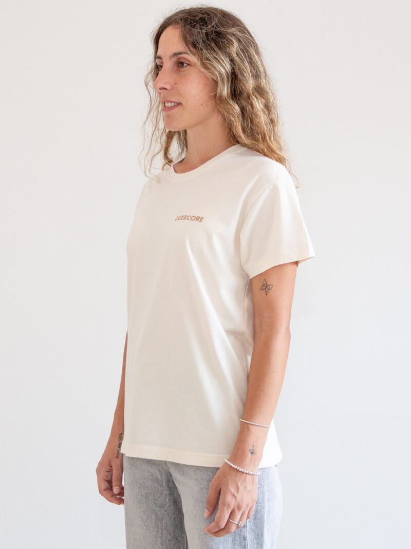 Camiseta unisex algodón 100% orgánico ecru, giro 4/4 izquierda, logo bordado marrón, talla XS-XXL