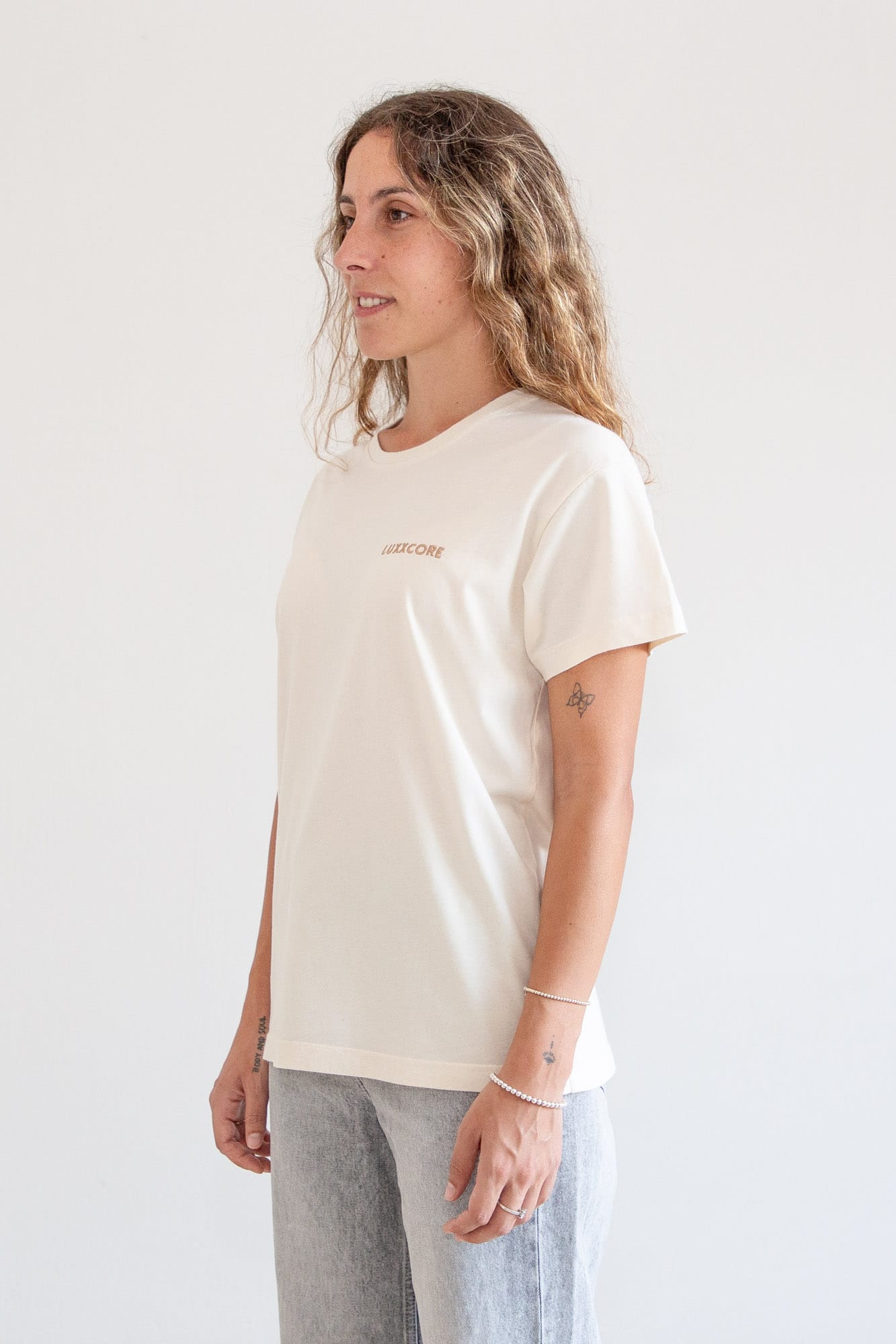 Camiseta unisex algodón 100% orgánico ecru, giro 4/4 izquierda, logo bordado marrón, talla XS-XXL