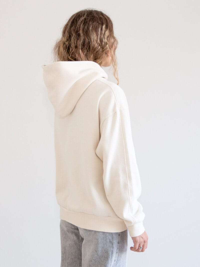 Sudadera unisex algodón 100% orgánico, ecru, giro 2/4 derecha, logo bordado