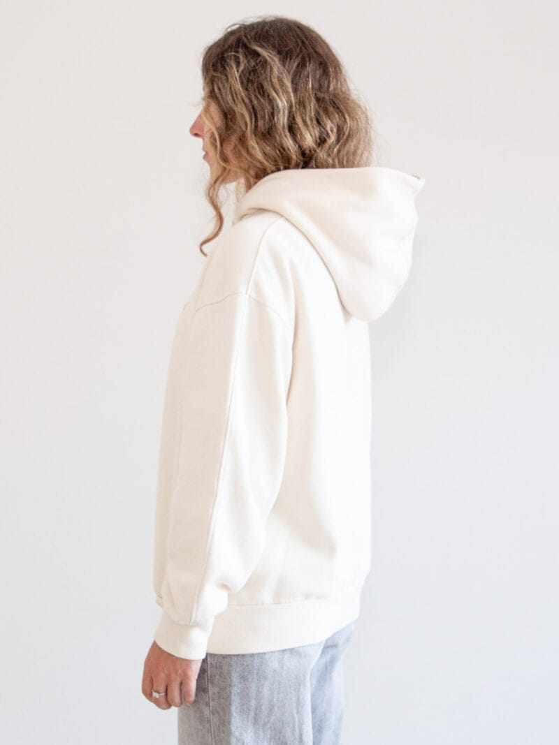 Sudadera unisex algodón 100% orgánico ecru, giro 3/4 izquierda, logo bordado