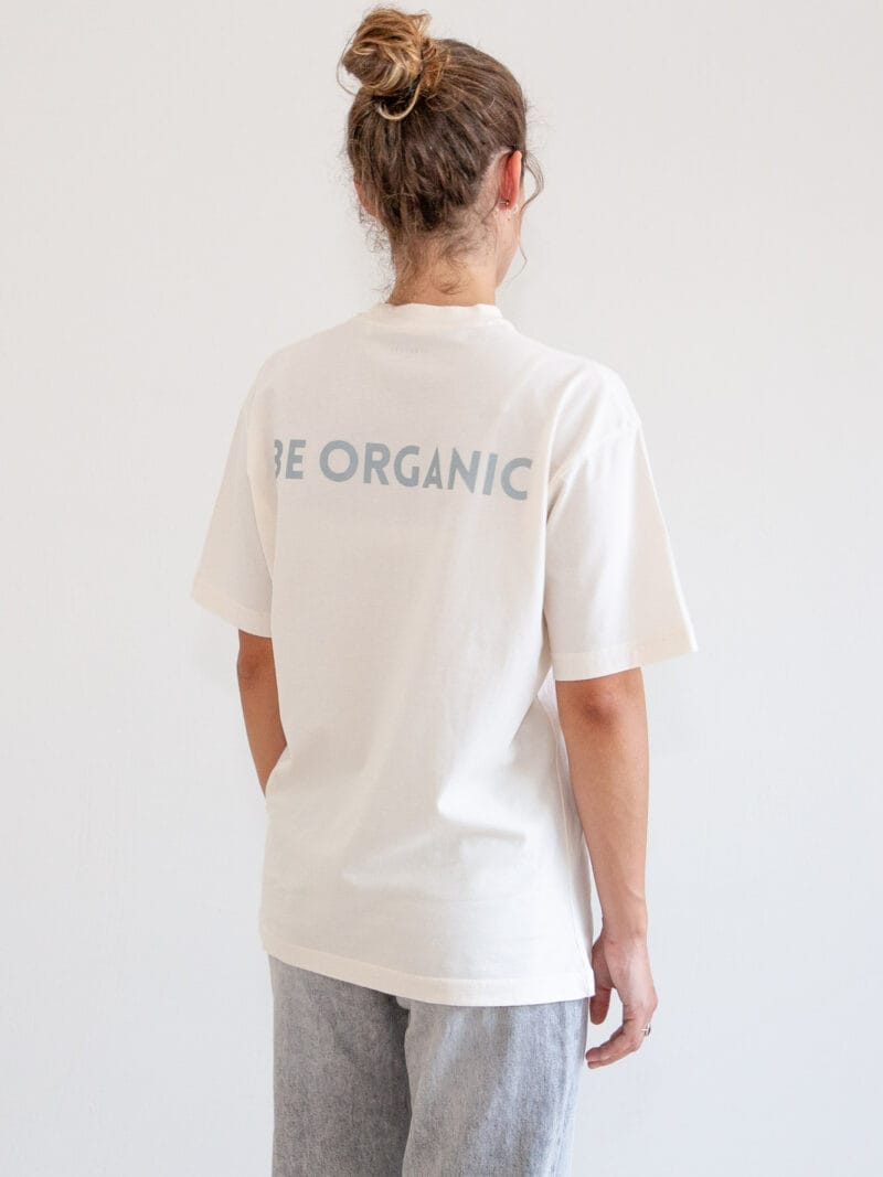 Camiseta unisex algodón 100% orgánico, ecru, giro 2/4 derecha, logo pequeño, talla XS-L