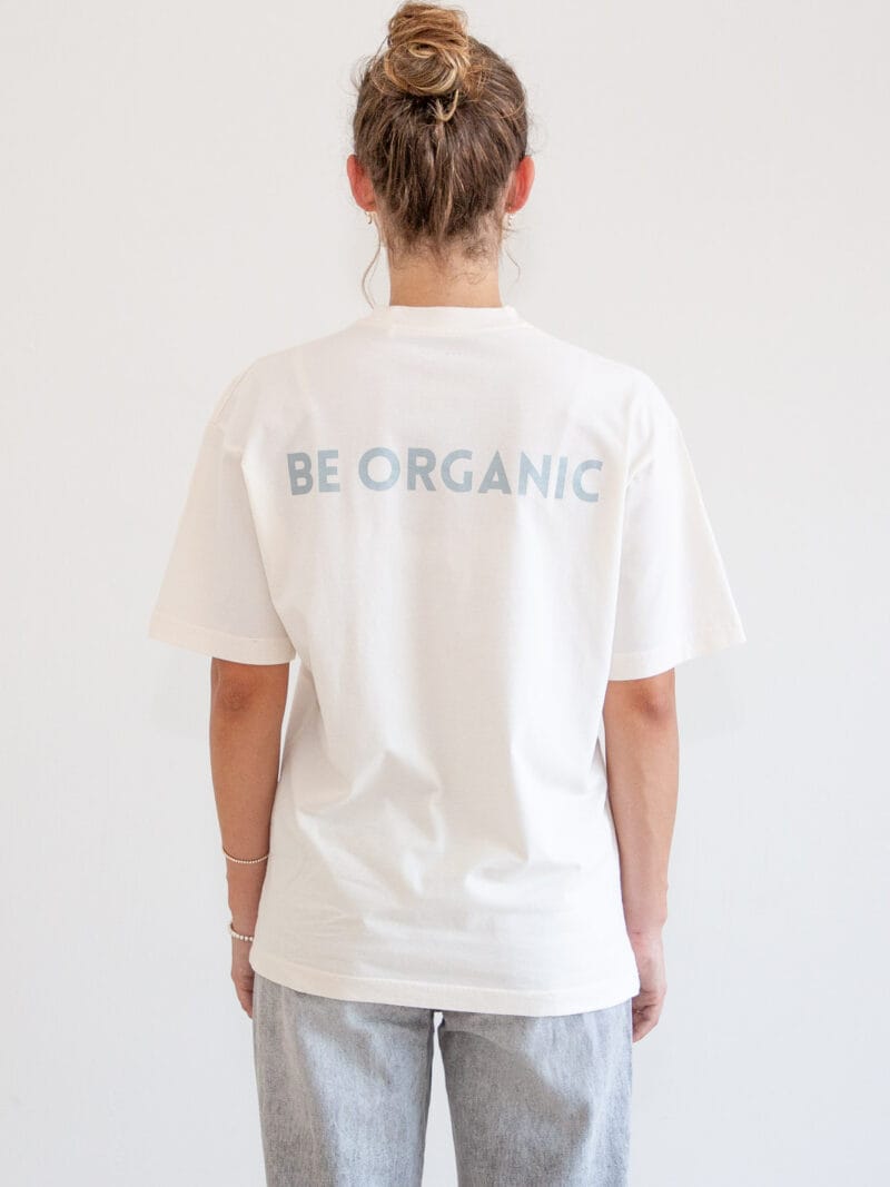 Camiseta unisex algodón 100% orgánico ecru, vista trasera, logo pequeño, talla XS-L