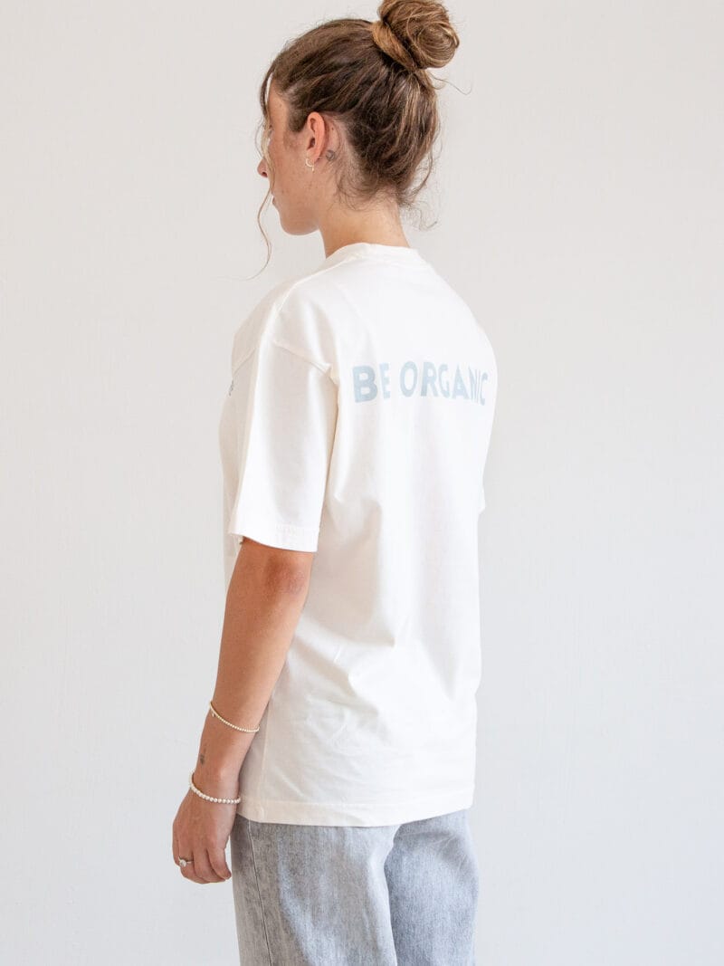 Camiseta unisex algodón 100% orgánico ecru, giro 3/4 izquierda, logo pequeño, talla XS-L