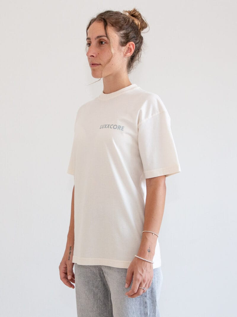 Camiseta unisex algodón 100% orgánico ecru, giro 4/4 izquierda, logo pequeño, talla XS-L